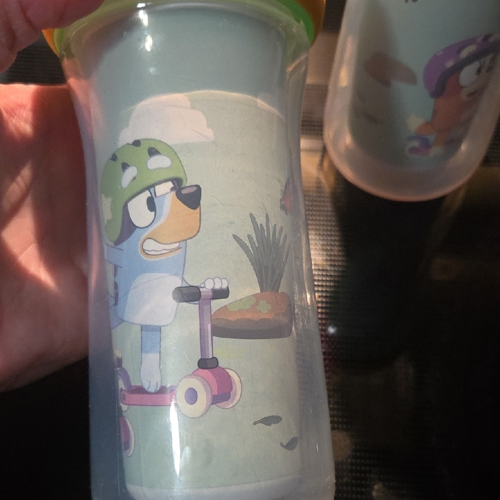 Bluey Sippy Cups with Green and Orange Lids - Picture 3 of 9